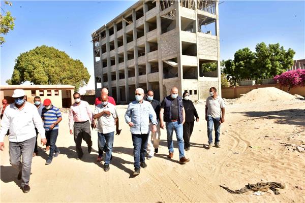 محافظ الأقصر يتابع نسب تنفيذ مشروعات حياة كريمة 