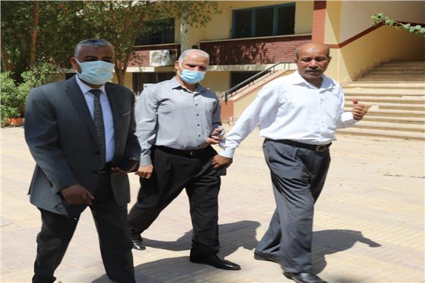 رئيس جامعة جنوب الوادي يتفقد نقاط تلقي لقاح كورونا  بالجامعة