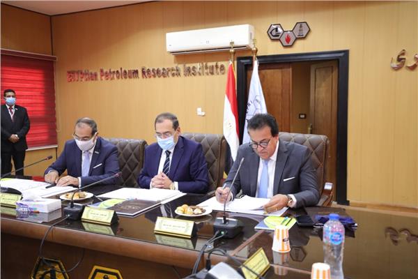  الدكتور خالد عبد الغفار وزير التعليم العالى والبحث العلمى، والمهندس طارق الملا وزير البترول