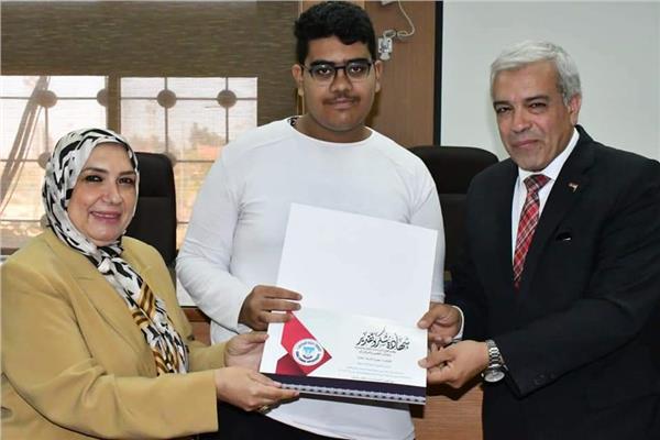 تكريم الطلاب الفائزين فى مبادرة " الباحث الصغير " بجامعة قناة السويس 