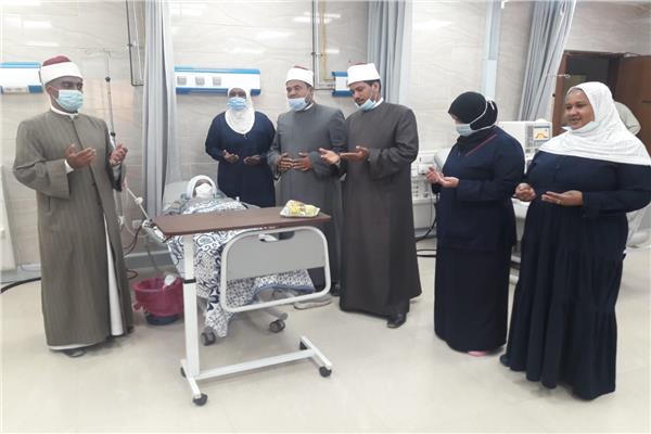 وفد من مشيخة الأزهر يزور مرضى المستشفى الجامعي بأسوان