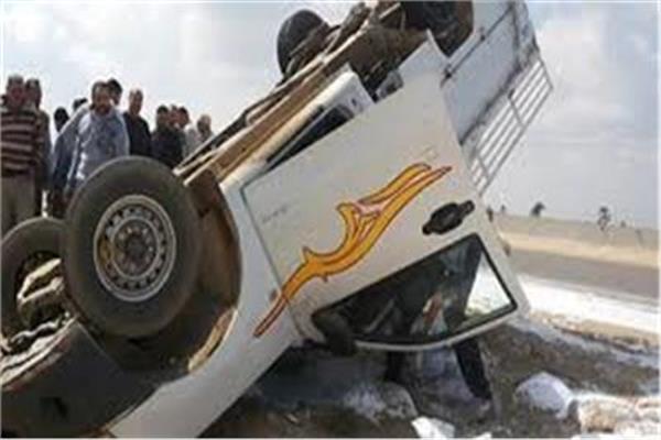 مصرع وإصابة شخصين فى انقلاب سيارةربع نقل بطريق ابورماد الشلاتين 