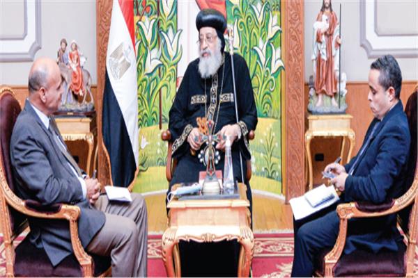 البابا تواضروس الثانى مع الكاتب خالد ميرى والزميل محمد زيان