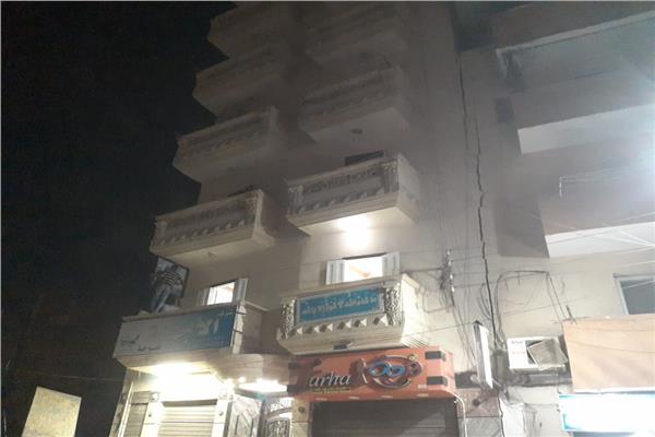 إخلاء عمارة سكنية من  10طوابق بكوم حمادة من السكان بعد تصدعها والقبض على مقاول الحفر 