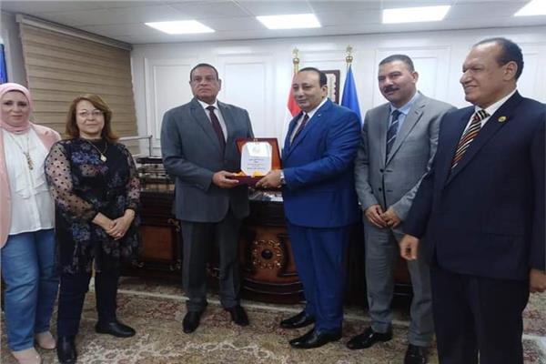 حماة الوطن بالبحيرة يقدم التهنئة للمحافظ بالعيد القومي للمحافظة 