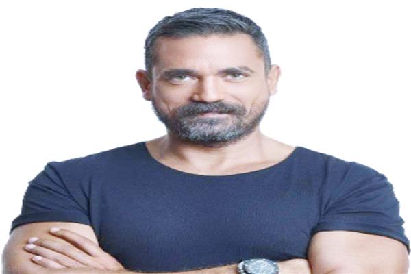 إعلانات الكبسولة السحرية و«طقطقة» العظام لبيع الوهم
