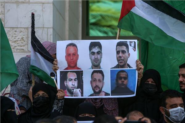 صورة تجمع أسرى جلبوع الستة