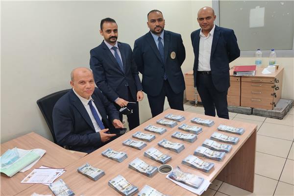 ضبط راكب اخفي مليون و١٧١ الف ريال سعودي بمطار القاهرة