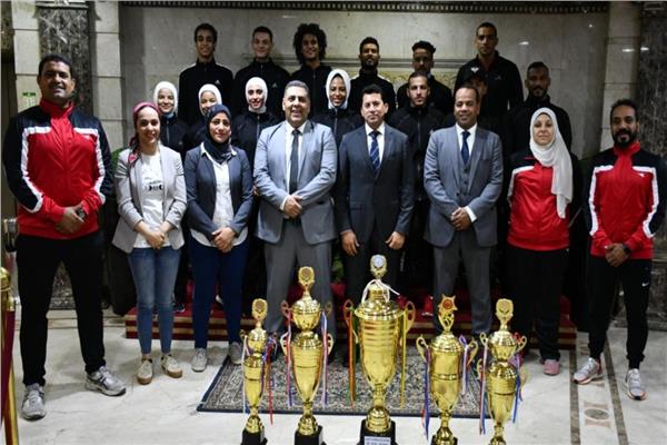 وزير الشباب والرياضة يكرم لاعبي المنتخب المصري للكيك بوكسينج ومنتخب السامبو