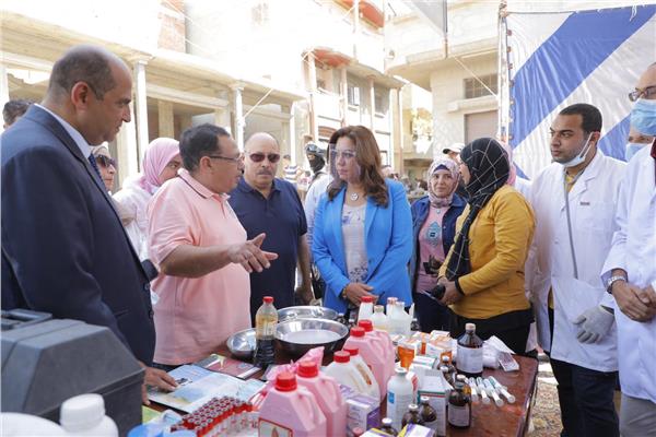 الدكتورة منال عوض ووفد طلاب جامعة دمياط 