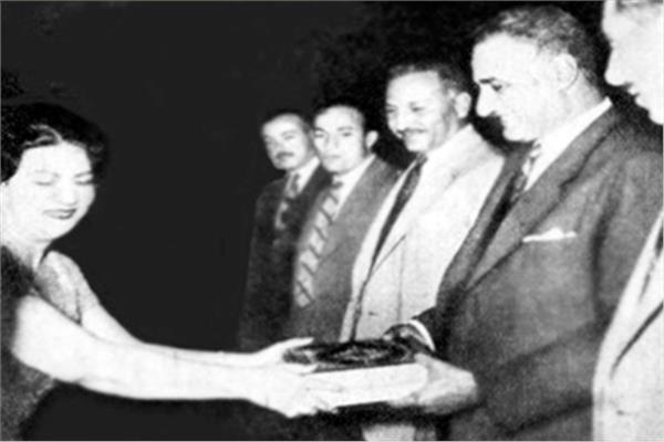 أم كلثوم تقدم للرئيس جمال عبد الناصر المصحف الشريف