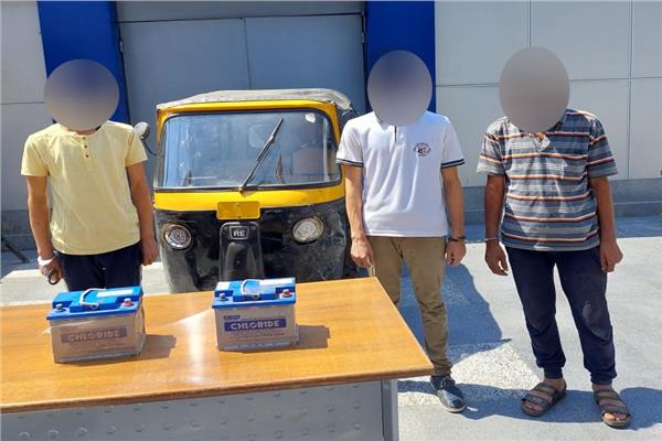 المتهمين وبحوزتهم المسروقات