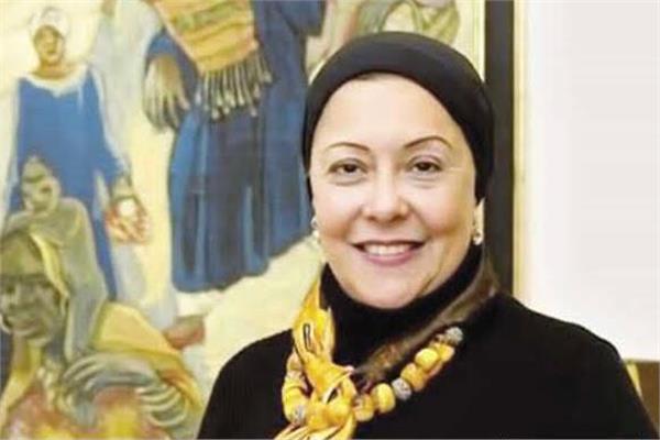 د. صفية القبانى نقيب الفنانين التشكيليين