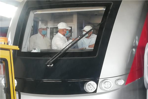 رئيس الوزراء خلال جولته بالقطار الكهربائي بمدينة بدر