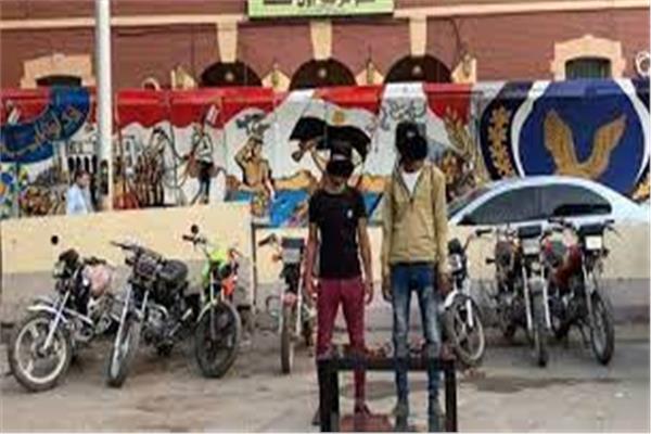 ضبط بحوزتهم «الشادور».. حبس تشكيل عصابي تخصص في سرقة الدراجات النارية في أكتوبر