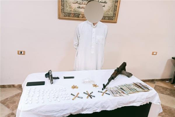 المتهمين وبحوزتهم المضبوطات