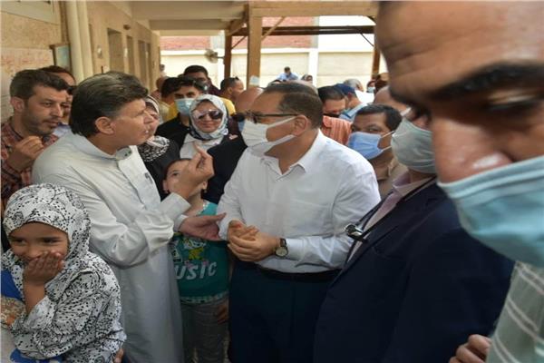 محافظ الشرقية يتفقد وحدة طب الأسرة بالتلين بمنيا القمح