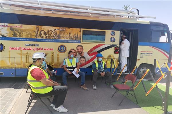 إحدى سيارات المراكز التكنولوجية المتنقلة للمواطنين بإحدى محافظات الجمهورية