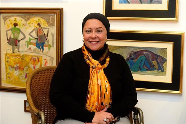 نقيب الفنانين التشكيليين الدكتورة صفية القباني