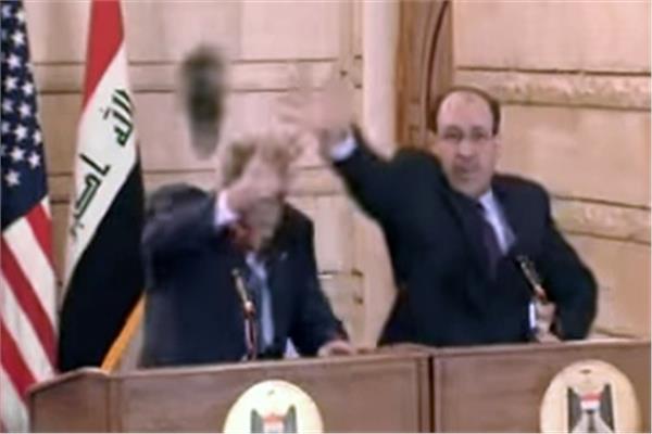 الرئيس الامريكي جورج بوش الابن اثناء تعرضه للاعتداء بالجزمة في العراق 2008