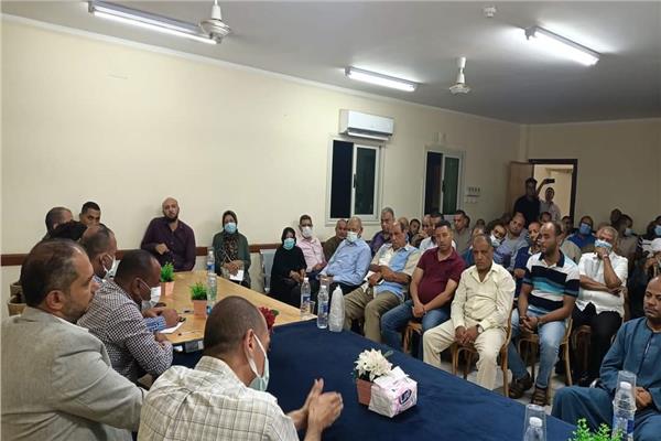 حوار مفتوح لمناقشة مشروع التنمية الحضرية المتكاملة "حيّنا" بمنطقة الحميدات في قنا 
