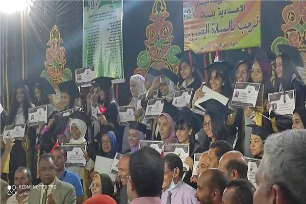 تكريم الطالبات المتفوقات في المرحلة الإعدادية بنجع حمادي