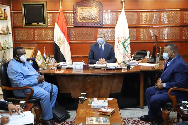 سعفان يبحث مع رئيس اتحاد عمال كينيا عمل مشروع زراعي مشترك والاستعانة بالعمالة المصرية