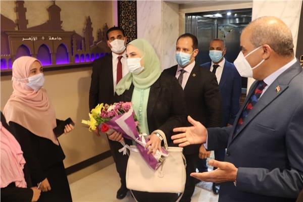 رئيس جامعة الأزهر خلال لقائه وزيرة التضامن الاجتماعي
