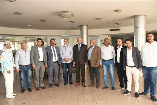 رفع القدرة التنافسية في الحرف التقليدية على رأس مؤتمر مشروع شباب صناع  بجامعة الأقصر