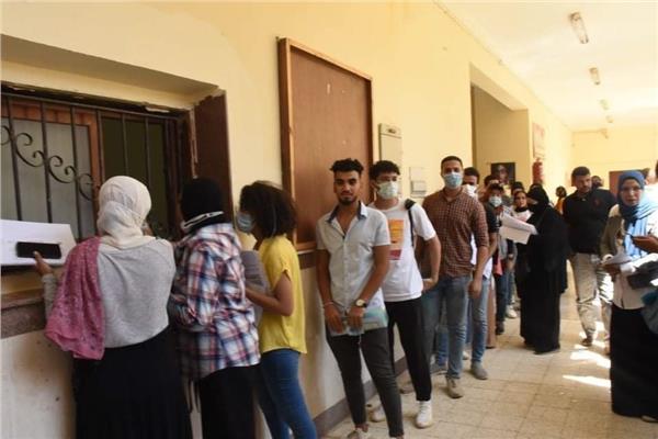 توقيع الكشف الطبي على طلاب كلية الألسن بجامعة الأقصر