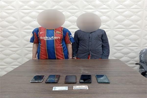 المتهمين وبحوزتهم المضبوطات