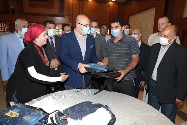 تسليم الزي المدرسي لـ2000 طالب