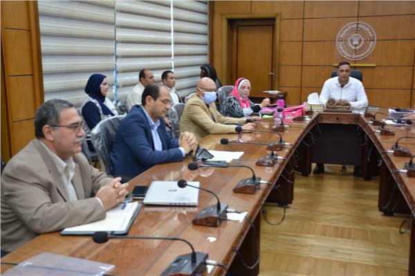 محافظ الدقهليه يجتمع  ورئيس الأقاليم المركزيه