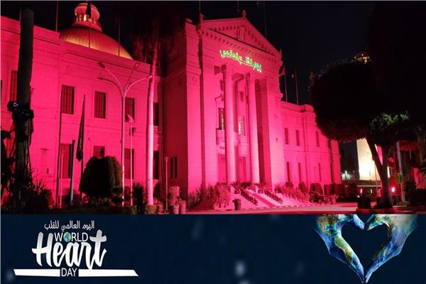 إضاءة قبة جامعة القاهرة باللون الأحمر 