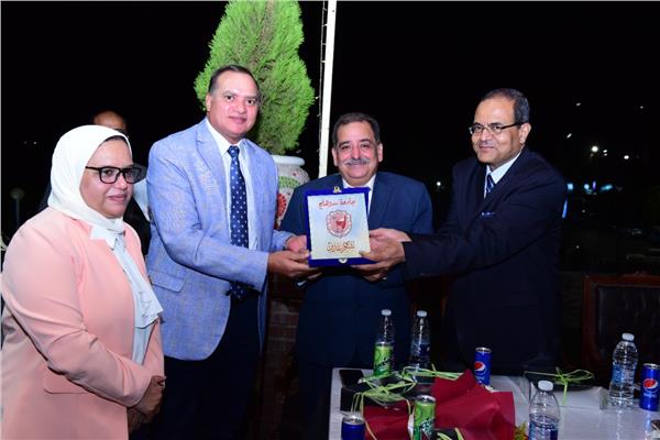 الدكتور مصطفي عبد الخالق القائم بعمل رئيس جامعة سوهاج