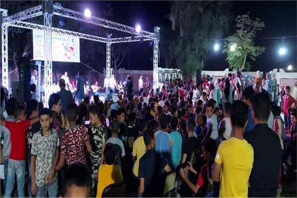 تفاعل الجمهور فى ختام فعاليات المسرح المتنقل بقرية بنى عبيد ضمن قرى حياة كريمه بالمنيا  