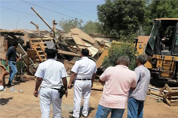 إزالة 30 «عشة» بمنطقة الصداقة القديمة في أسوان