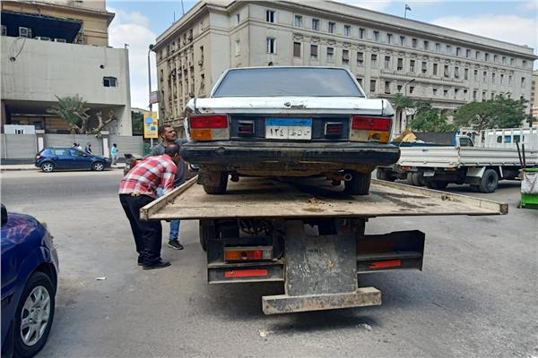 حملة لإزالة السيارات المتهالكة والمتروكة بالازبكية