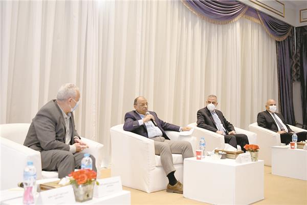 وزير التنمية المحلية خلال لقائه عددا من محافظى الصعيد