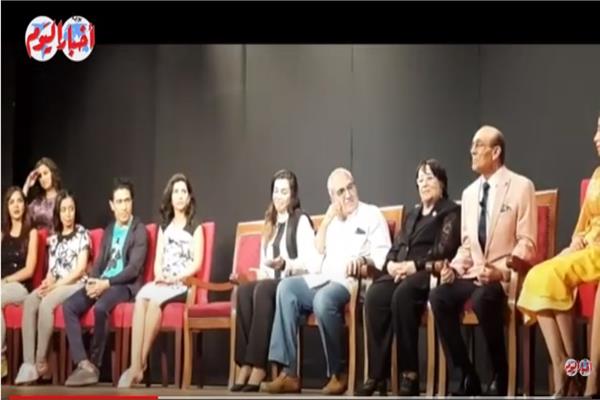 محمد صبحي وسميرة عبد العزيز ونجوم مسرحية "نجوم الظهر"
