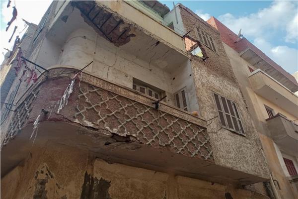 سقوط سقف الدور الثاني من بلكونة عقار