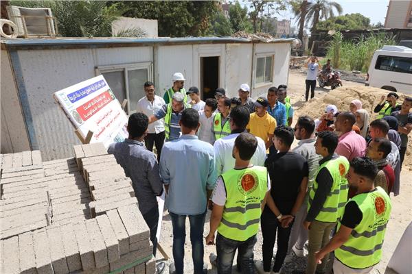 35  شاب وفتاة يتفقدون مشروعات " حياة كريمة " بقرى مركز البلينا