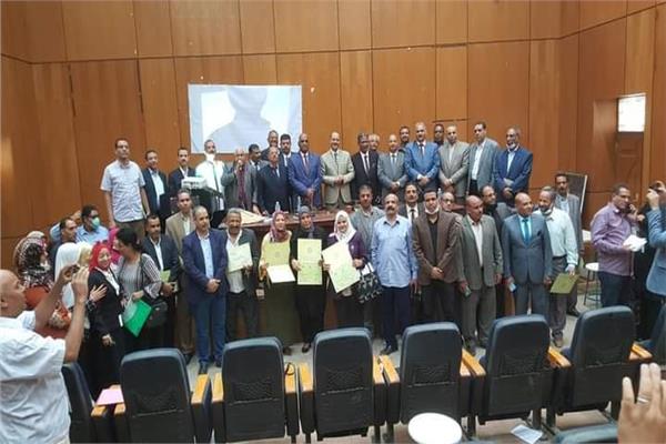 تعليم سوهاج يبحث خطة إدارة الجودة ويكرم  فرق الادارات التعليمية