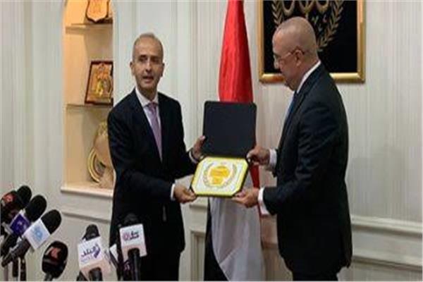 الدكتور عاصم الجزار وزير الإسكان أثناء إستلامه جائزة الأمم المتحدة للمستوطنات البشرية 2021
