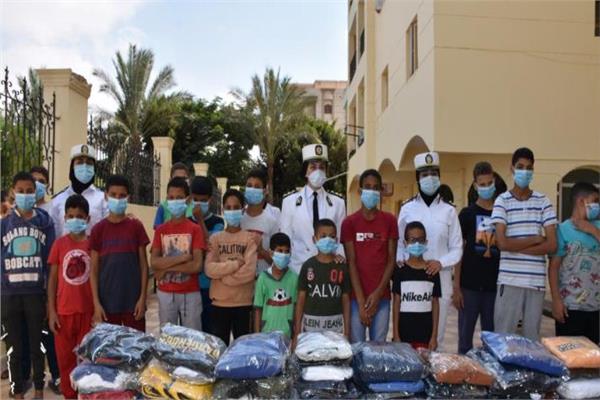 الداخلية توزع ملابس على الأيتام