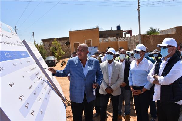 وزير الإسكان ومحافظ أسوان يتفقدان مشروع الصرف الصحى بـ«فارس» 