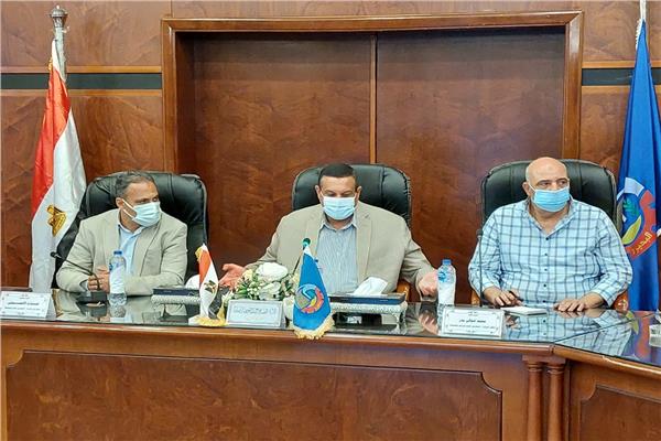 اللواء  هشام آمنة  محافظ البحيرة أثناء الاجتماع