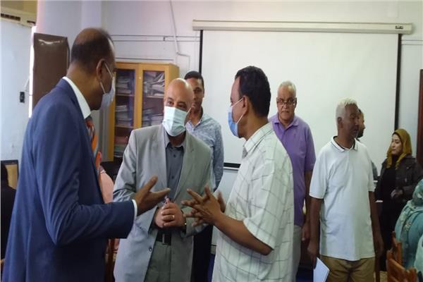 جامعة أسوان يتفقد اختبارات العمالة