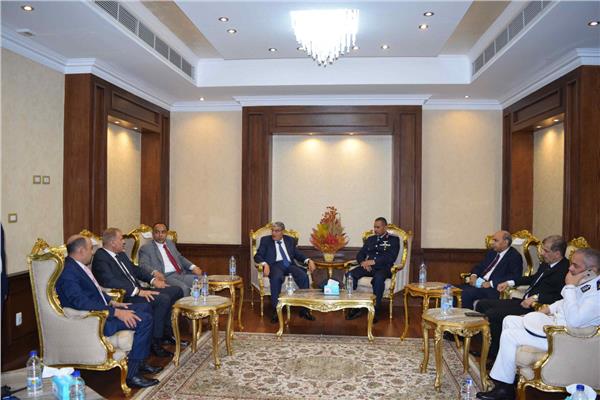محافظ المنيا يقدم التهنئة لرجال القوات المسلحة بمطار المنيا