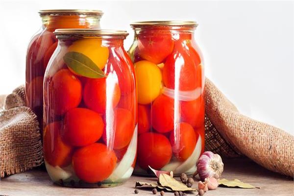  الطماطم في البرطمنات الزجاجية